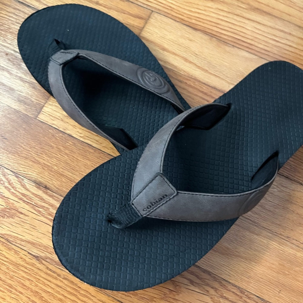Cobian Men’s Flip Flops, size 9, dark brown - Picture 2 of 3